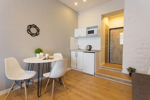 Η κουζίνα ή μικρή κουζίνα στο Modern studio beside metro Yaroslava Mudroho, Universytet - Chernyshevska str 95-7