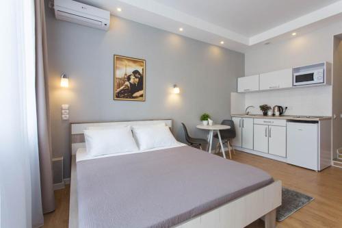Η κουζίνα ή μικρή κουζίνα στο Modern studio beside metro Yaroslava Mudroho, Universytet - Chernyshevska str 95-7