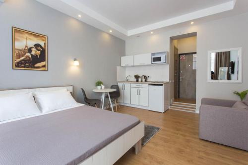 Η κουζίνα ή μικρή κουζίνα στο Modern studio beside metro Yaroslava Mudroho, Universytet - Chernyshevska str 95-7