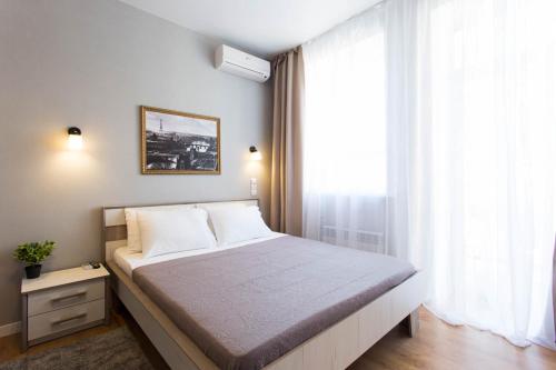 Ένα ή περισσότερα κρεβάτια σε δωμάτιο στο Modern studio beside metro Yaroslava Mudroho, Universytet - Chernyshevska str 95-7
