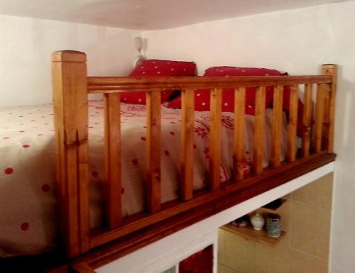 1 dormitorio con cama de madera y almohadas rojas en Adorable Studette Nice Cessole en Niza