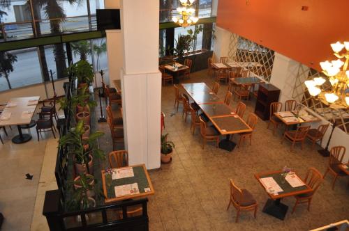 サカテカスにあるArroyo Expressのテーブルと椅子が備わるレストランのオーバーヘッドビュー