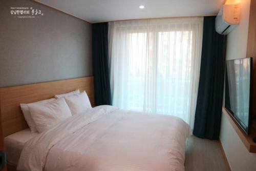 Postel nebo postele na pokoji v ubytování Ulsanbawi Rock View Apartment