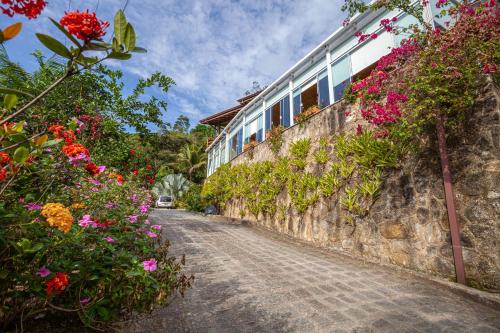 Taman di luar Pousada Recanto de Paraty