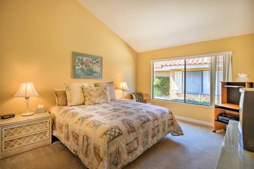 Ένα ή περισσότερα κρεβάτια σε δωμάτιο στο Sunny Palm Desert Pad with Patio and Pool Access!