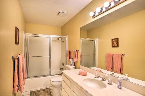 Ένα μπάνιο στο Sunny Palm Desert Pad with Patio and Pool Access!