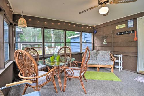 Gallery image of Roscommon Cabin with Fire Pit Walk to Higgins Lake! in Roscommon