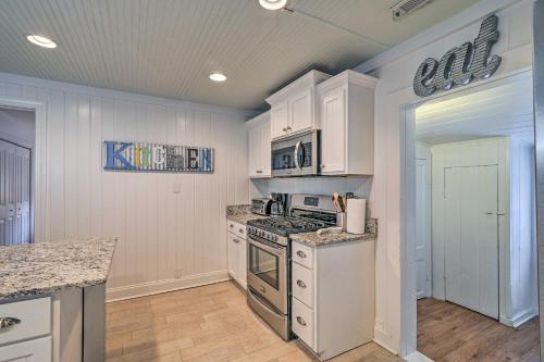 Dapur atau dapur kecil di Bright and Sunny Home about 14 Mi to Myrtle Beach!