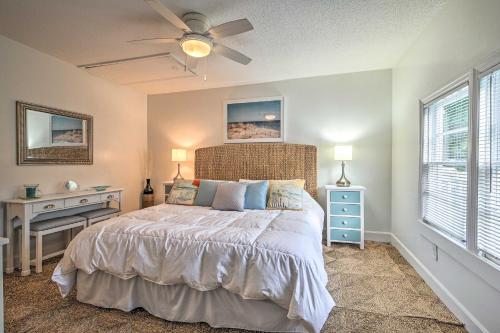 Ένα ή περισσότερα κρεβάτια σε δωμάτιο στο Bright and Sunny Escape 14 Mi to Myrtle Beach!