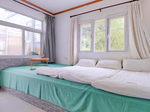 Postel nebo postele na pokoji v ubytování Gubeikou Great Wall Chengtaoxiaozhu Boutique Homestay