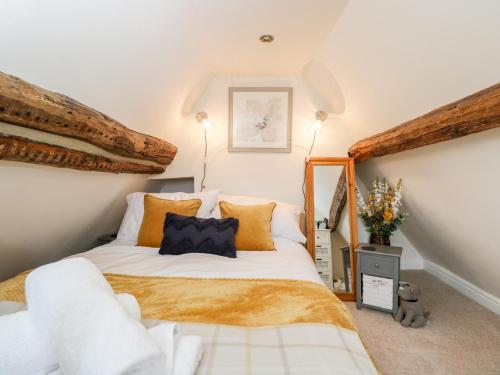 En eller flere senge i et værelse på Corner Cottage