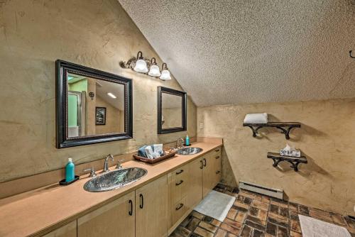 Bilik mandi di Cozy Ruidoso Cabin with Private Hot Tub and Large Deck