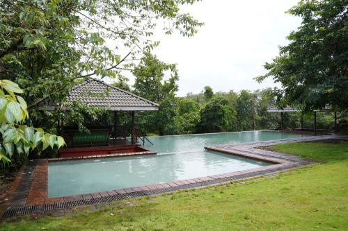 Kolam renang di atau dekat dengan Forest Escapes Koyna