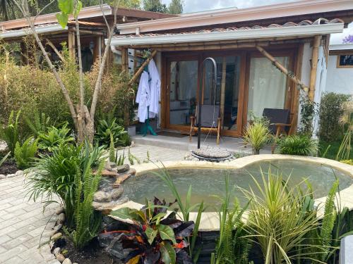 a house with a swimming pool in the yard at Hostería Colibri Aeropuerto in Tababela