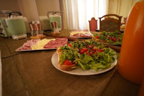 une table avec trois assiettes de nourriture dessus dans l'établissement Bari Antica Boutique B&B, à Bari