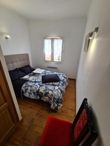 - une petite chambre avec un lit et une fenêtre dans l'établissement maison en bord de mer wifi, à Fos-sur-Mer
