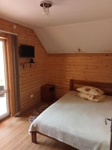 Postel nebo postele na pokoji v ubytování Карпатська казка