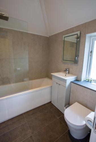 Un baño de The Three Lions