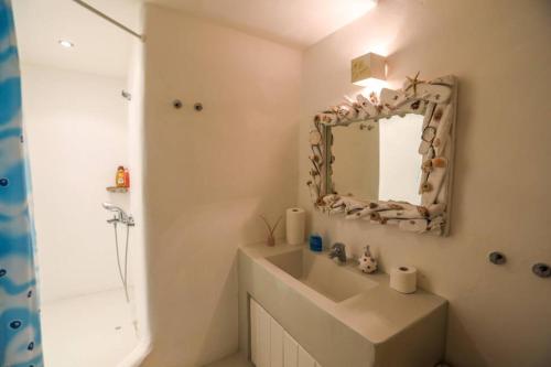 Vonios kambarys apgyvendinimo įstaigoje Manolia Luxury Private house by Mykonian Kazarte