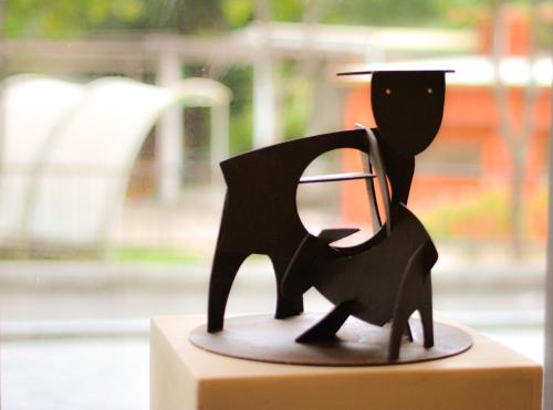a black dog statue sitting on top of a table at Golden W Hotel in Shalu