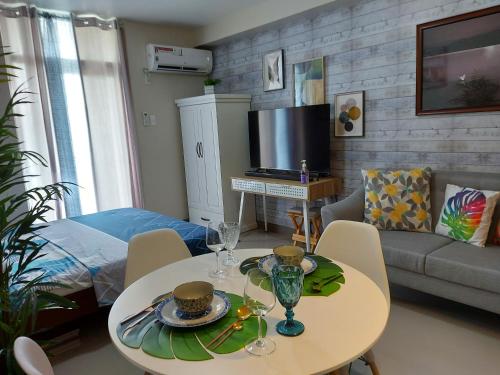 uma sala de estar com uma mesa e um sofá em Hachiko Pretty Homes Condominium at Saekyung956 Condominium, Looc, Lapu-lapu City, Cebu, Philippines em Mactan