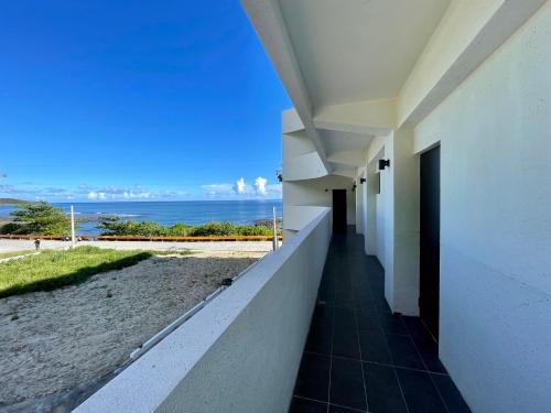 un edificio blanco con vistas al océano en OceanSeeker en Green Island