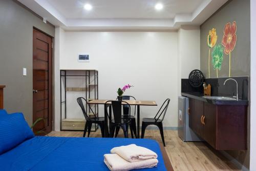 Pokój z łóżkiem i stołem oraz kuchnią w obiekcie Luis miguel's place w mieście Dumaguete