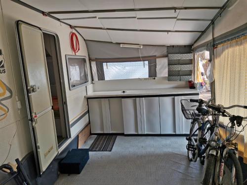 uma sala de comboios com uma bicicleta estacionada nela em Caravan near the sea 5 em Ugljan