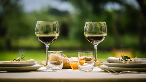 três copos de vinho estão sentados numa mesa em Agriturismo La Pesca em Broccostella