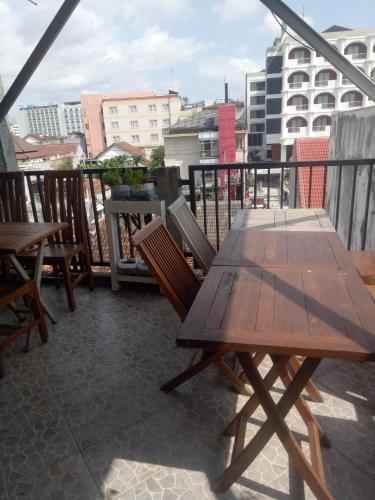 Un balcón o terraza en Losmen Fadel Malioboro Jogja