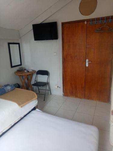 Una cama o camas en una habitación de Losmen Fadel Malioboro Jogja
