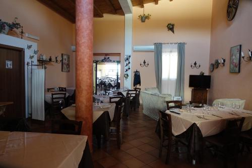 a restaurant with tables and chairs in a room at Il Giardino Del Sole in Agnone Bagni