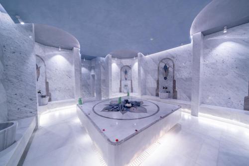 費特希耶的住宿－Liberty Fabay - Ultra All Inclusive，一间白色的房间,中间有一个喷泉