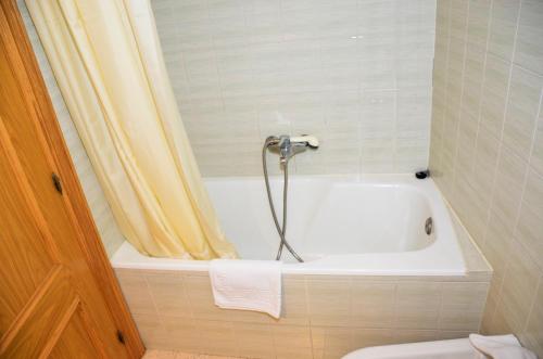  Cal Ruiz -  Room  picture :   Telephone    Hairdryer    Toilet                     