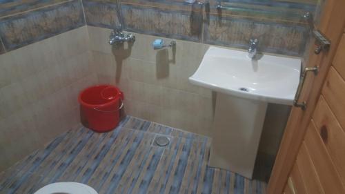 Bilik mandi di Zujaja Guest House