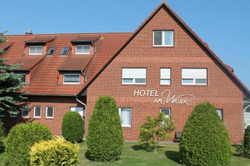 a red brick building with a hotel at variance at Hotel & Restaurant Am Wasser in Breege