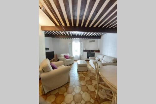 呂斯特勒的住宿－Éblouissant appartement au calme d'une résidence avec piscine idéalement situé au pied du Colorado provençal dans le prestigieux Luberon，相簿中的一張相片