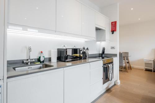 Ett kök eller pentry på Luxury Studio Apartment St Albans - Free Parking with Amaryllis Apartments
