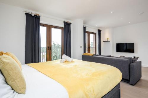 En eller flere senge i et værelse på Luxury Studio Apartment St Albans - Free Parking with Amaryllis Apartments