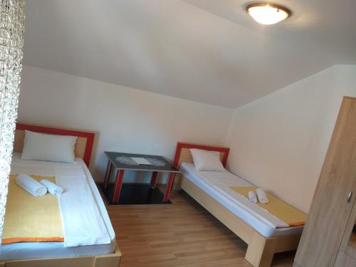 Katil atau katil-katil dalam bilik di Hostel Vera - Airport Podgorica