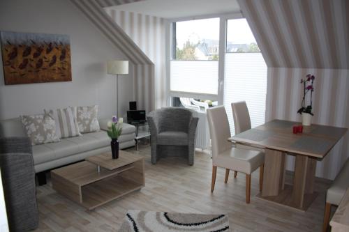 un soggiorno con divano e tavolo di Strandnahe Ferienwohnungen Duhnen inkl Fahrrädern Cuxhaven a Cuxhaven