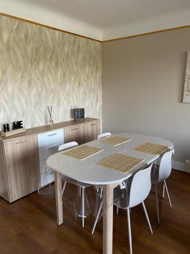 uma sala de jantar com mesa e cadeiras em L’appartement de Rose em Seurre