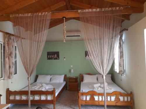 Postel nebo postele na pokoji v ubytování Eirini house