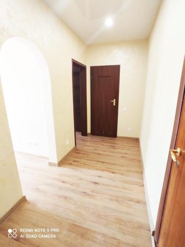 Habitación vacía con 2 puertas y suelo de madera en Елітна квартира в новобудові, en Leópolis