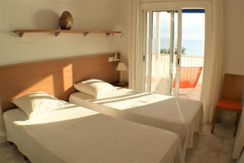 Llit o llits en una habitació de Bonito apartamento en Roses con vistas al mar