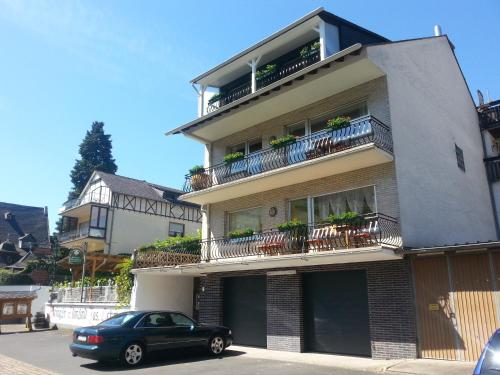 een zwarte auto geparkeerd voor een gebouw bij Ferienhaus An der Mosel in Zell an der Mosel