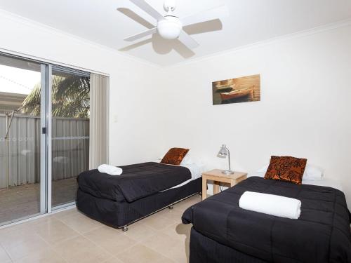 Ένα ή περισσότερα κρεβάτια σε δωμάτιο στο Seachange Apartment 1