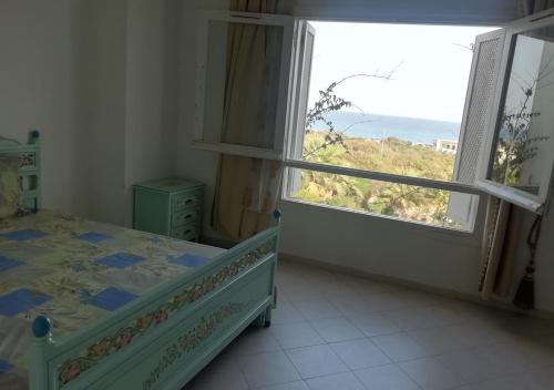 Azure Residences في قليبية: غرفة نوم بسرير ونافذة كبيرة