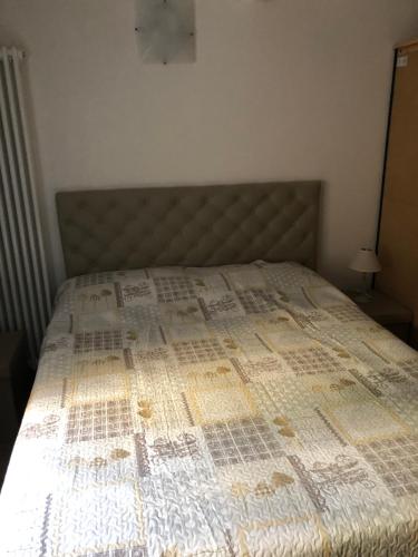 - un lit avec une couette dans une chambre dans l'établissement Ducale Estense Suite Apartment, à Modène