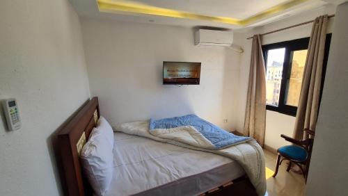 a small bed in a room with a window at Midpoint Raml Station (Heart of Alexandria) in Alexandria